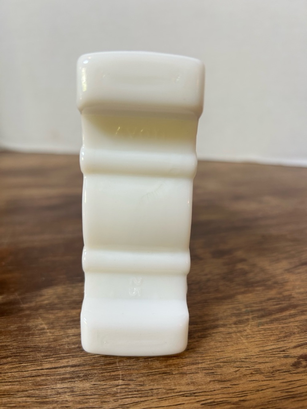 VTG 1970’s Avon White Milk Glass Clock “Unforgettable Foaming Bath Oil” Ornate - Picture 4 of 6